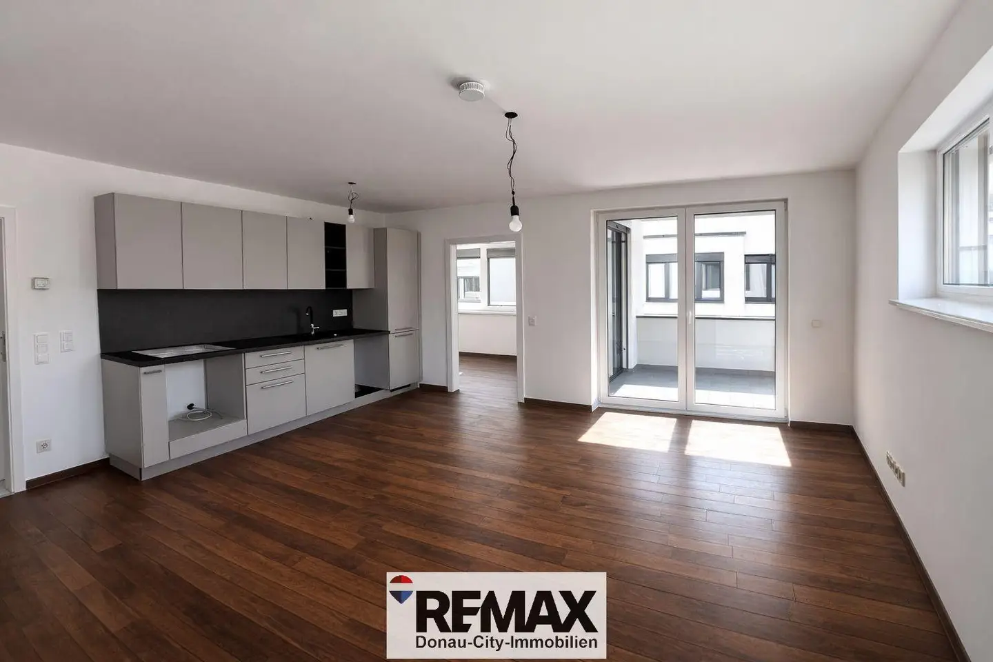 New build apartment with balcony parking central