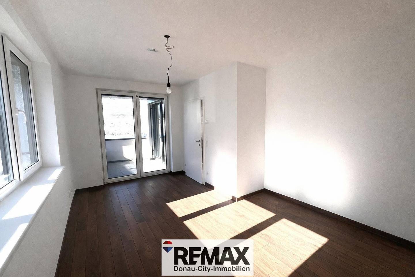 Wohnung Neubau mit Balkon und Parkplatz zentral