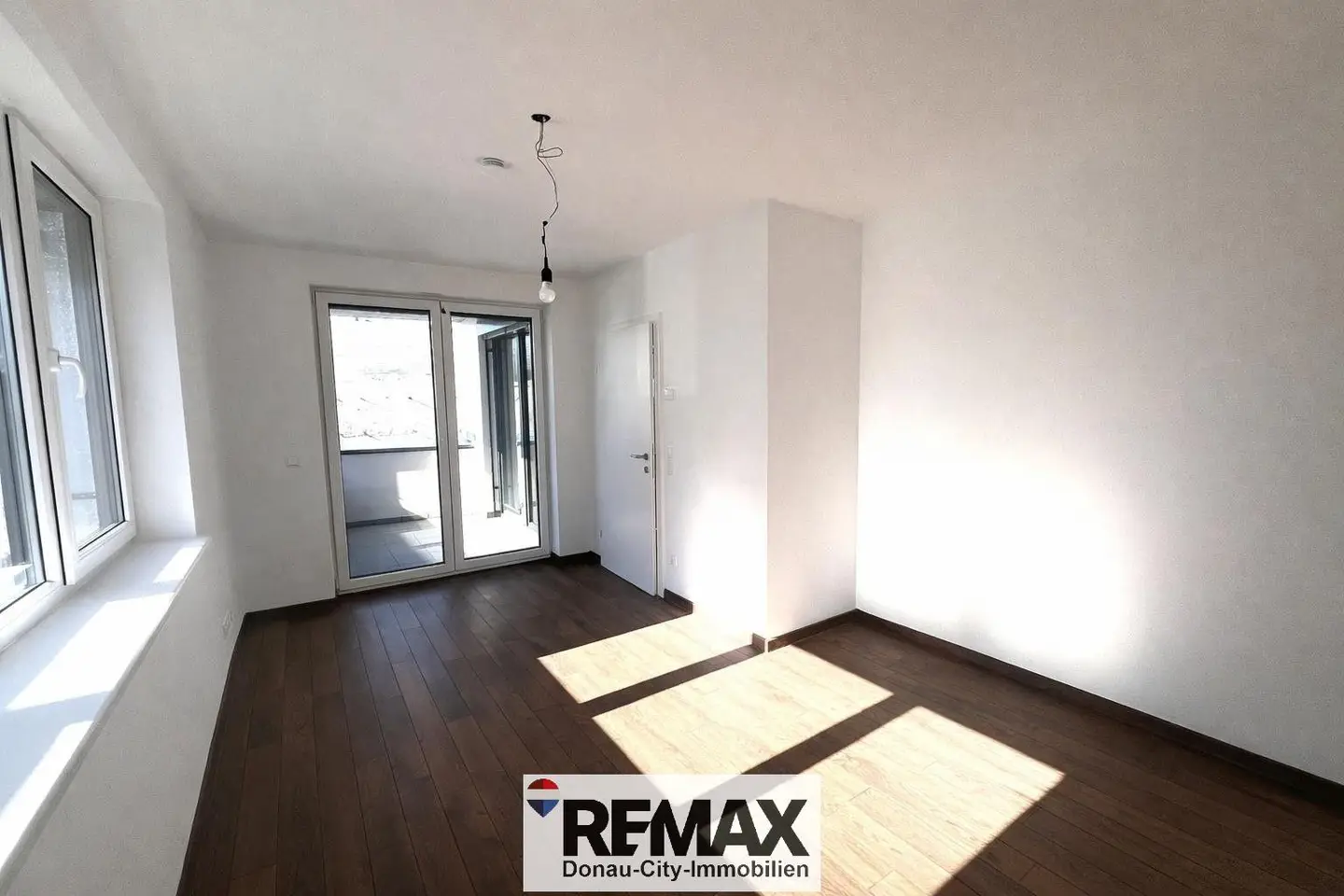 New build apartment with balcony parking central
