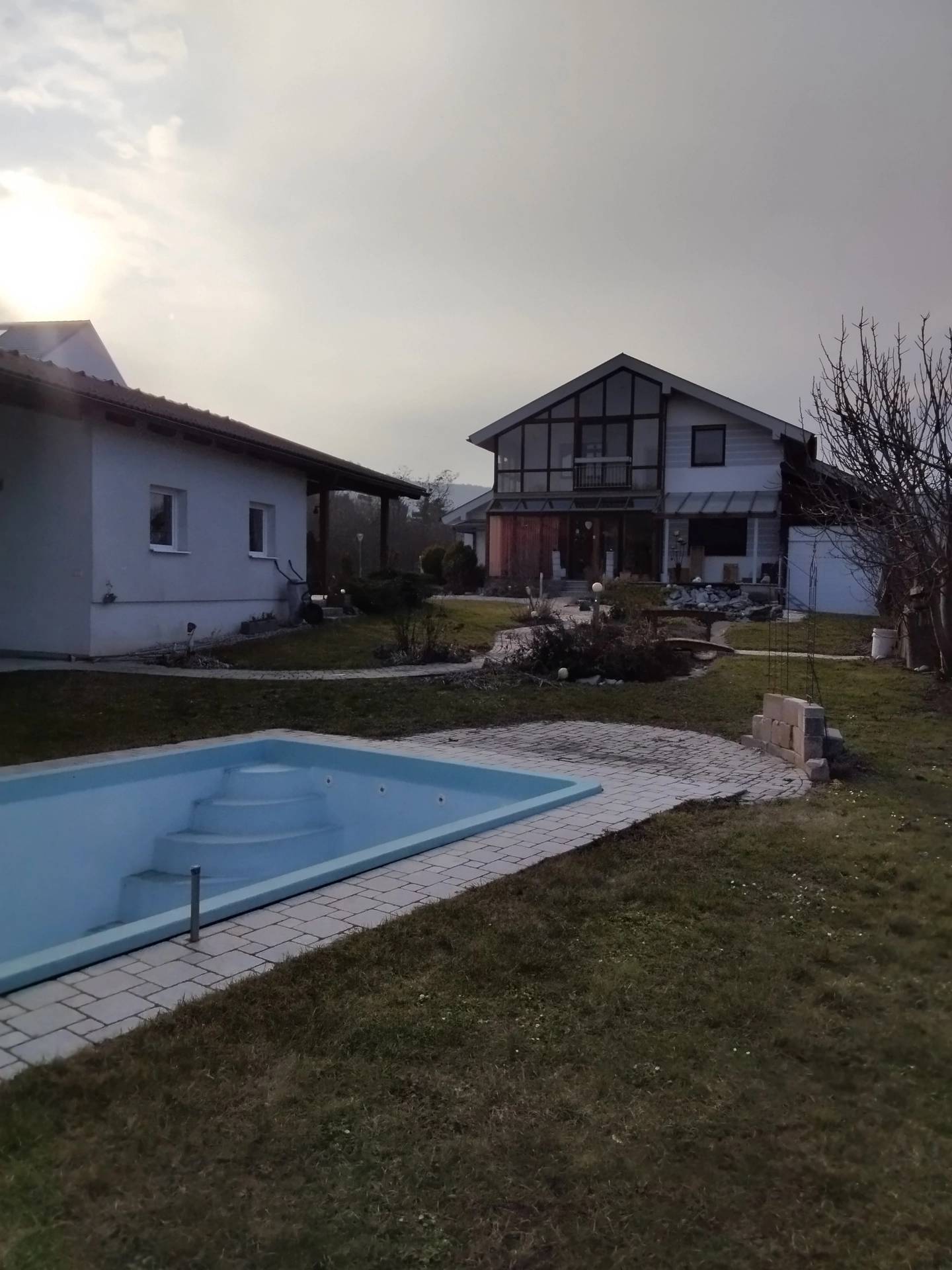 Ruhelage Wiesen, Liegenschaft mit Pool