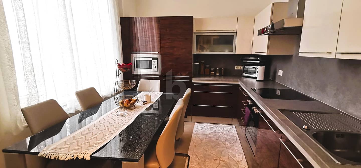 Anlegerwohnung mit freiem Geschäftslokal und Dachterrasse