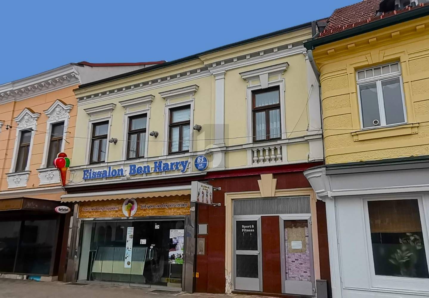 Anlegerwohnung mit freiem Geschäftslokal und Dachterrasse