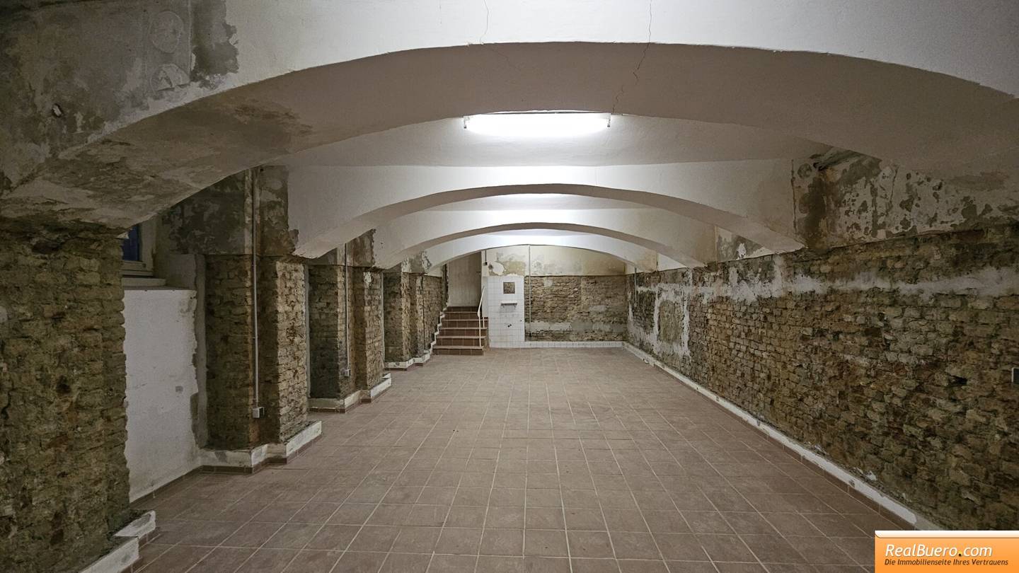 Spacious half-basement with versatile use near U3 – ideal as storage, studio or hobby room