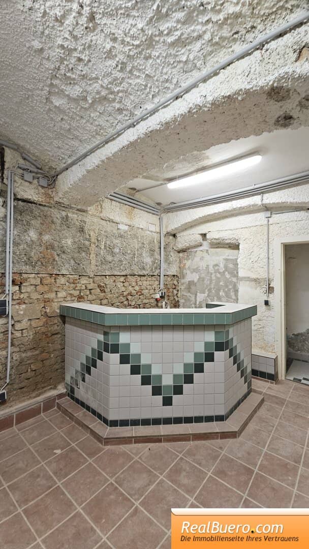 Spacious half-basement with versatile use near U3 – ideal as storage, studio or hobby room