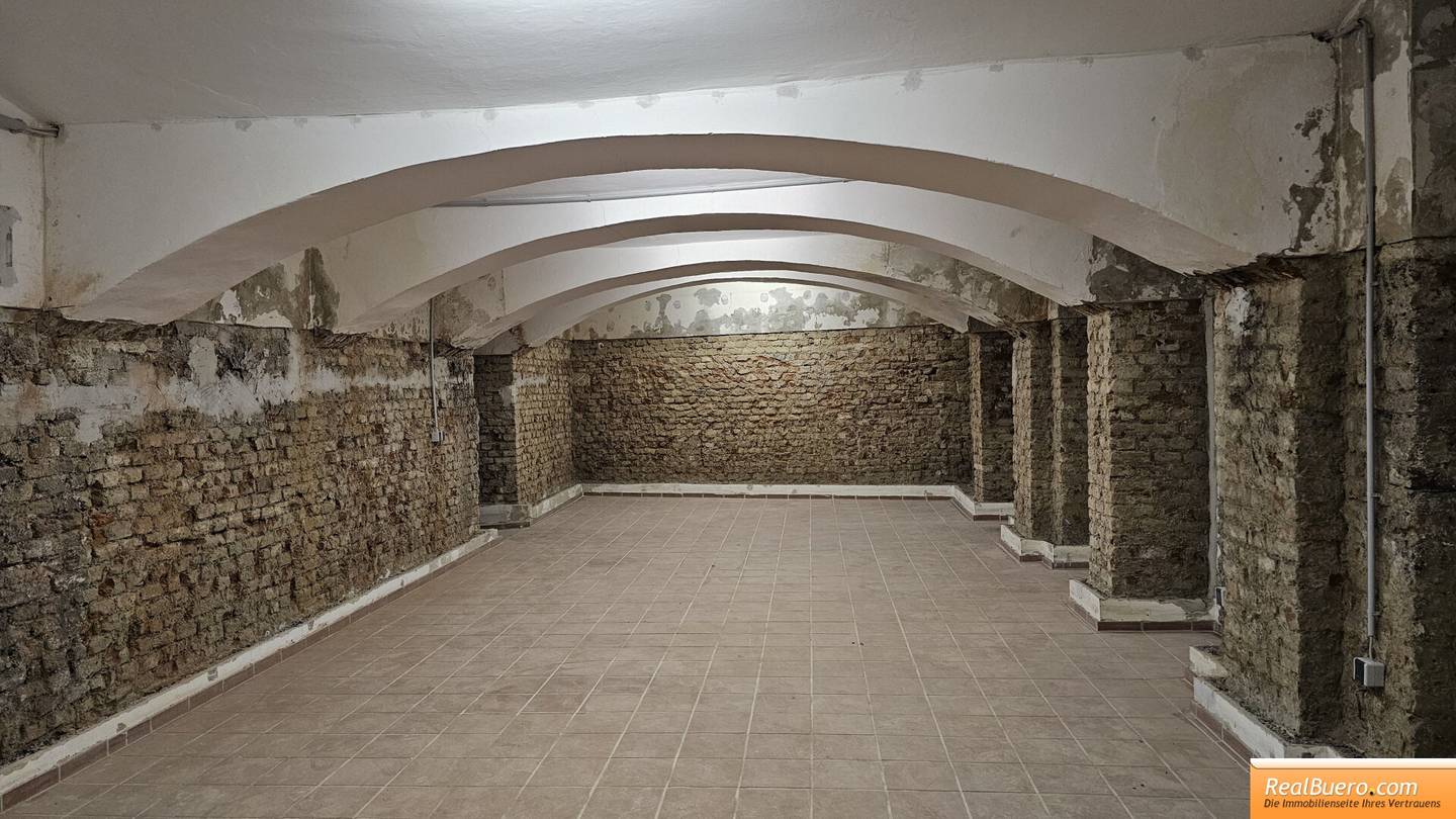 Spacious half-basement with versatile use near U3 – ideal as storage, studio or hobby room