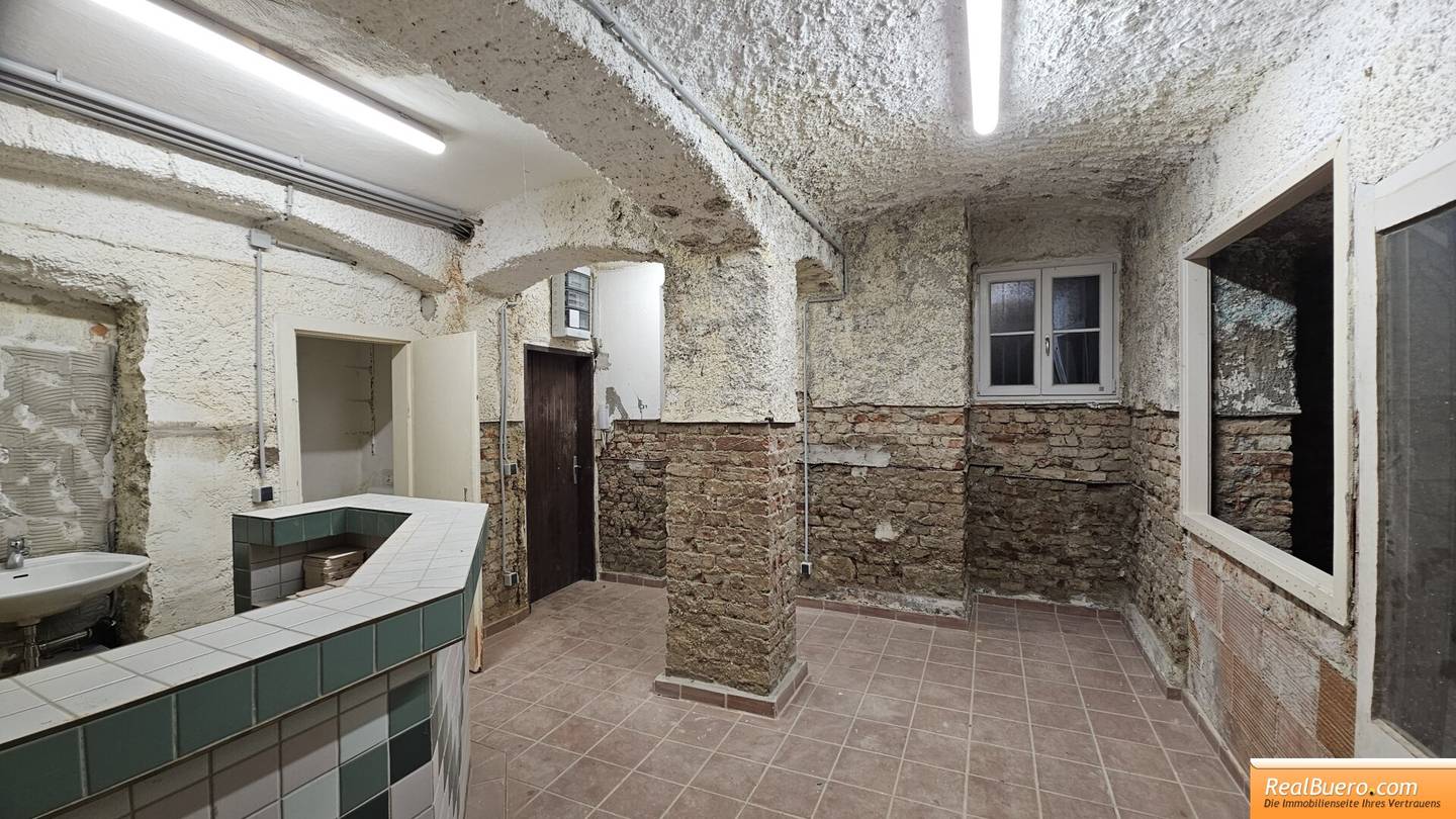 Spacious half-basement with versatile use near U3 – ideal as storage, studio or hobby room