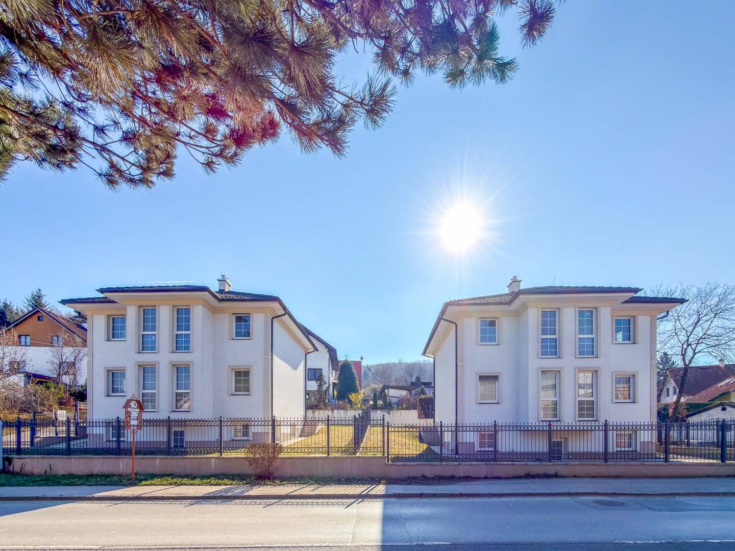 Single-family houses in Kierling – New build solid construction with garden and terrace