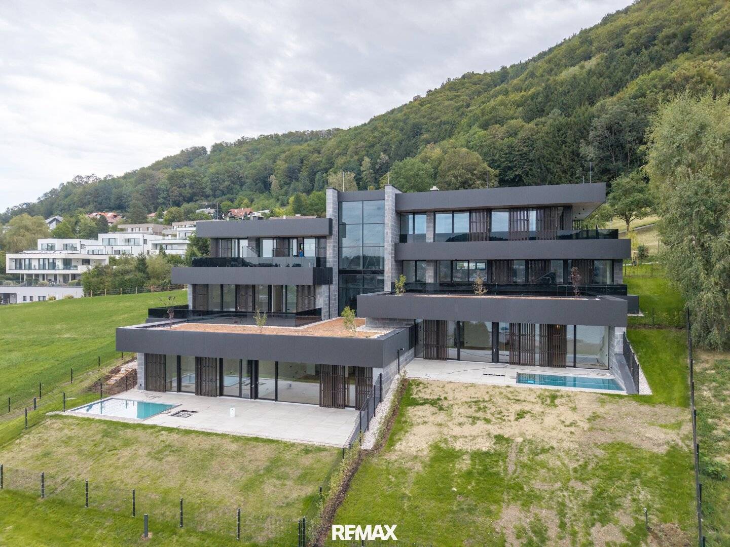 Dachgeschosswohnung mit privatem Pool und Weitblick