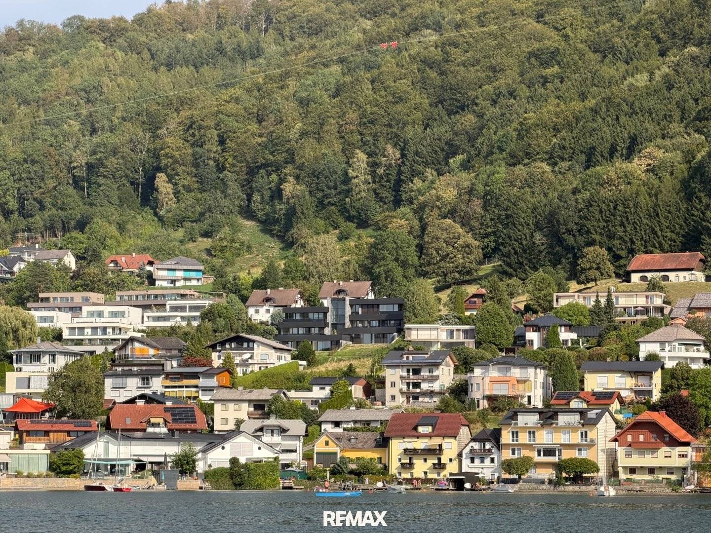 Dachgeschosswohnung mit privatem Pool und Weitblick