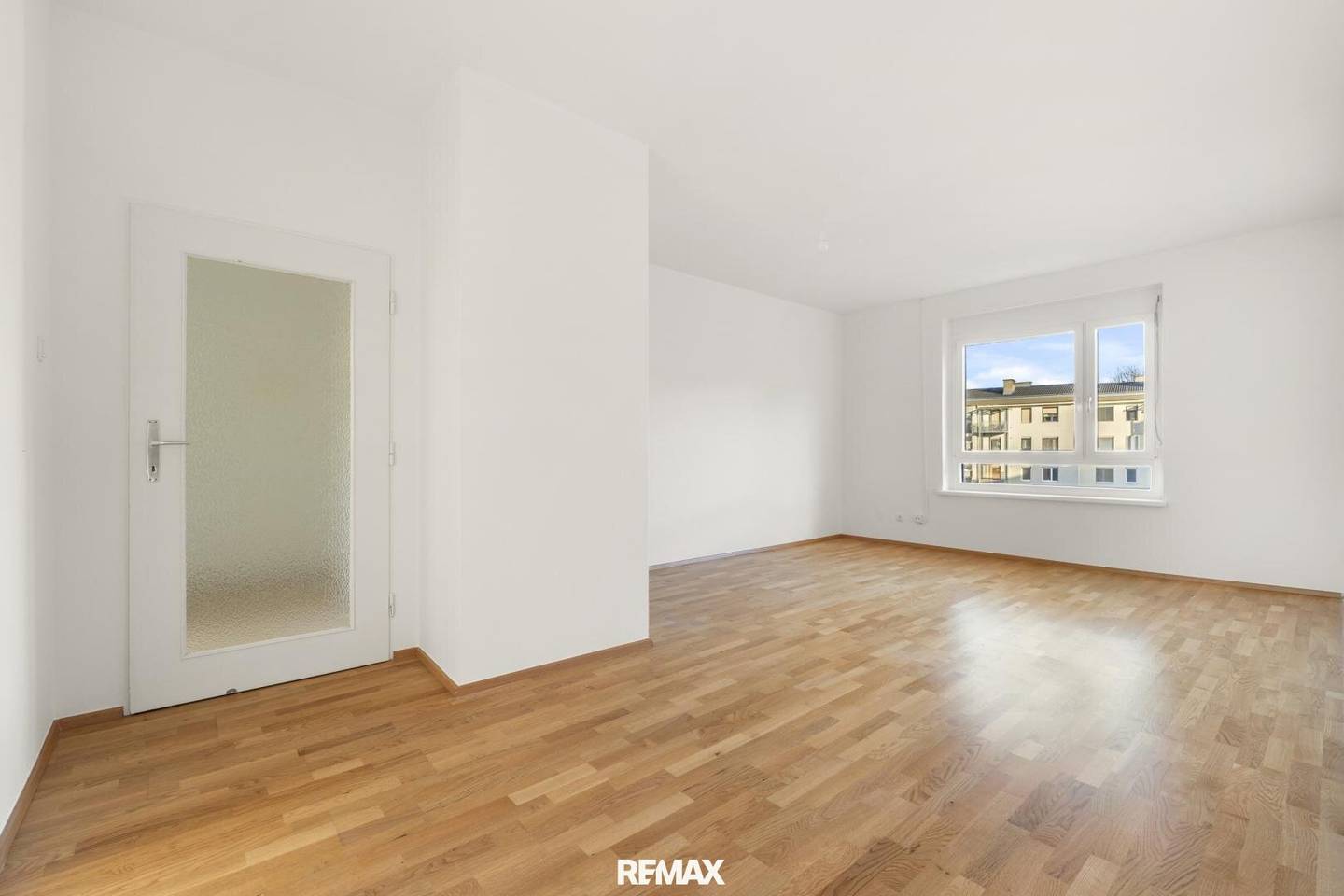 Spacious apartment with loggia near Kreuzbergl