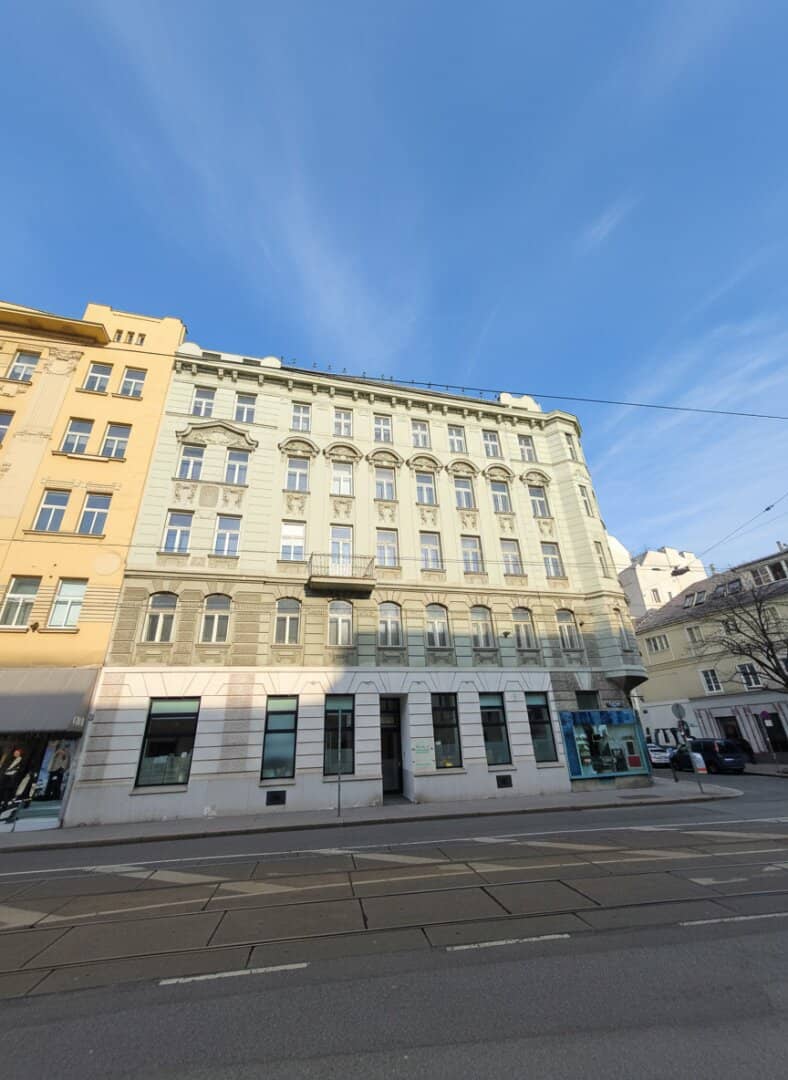 Spacious office or practice space in very good location - U-Bahn nearby