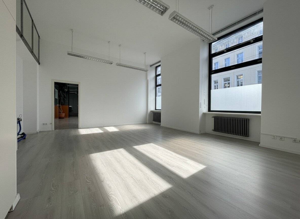 Spacious office or practice space in very good location - U-Bahn nearby