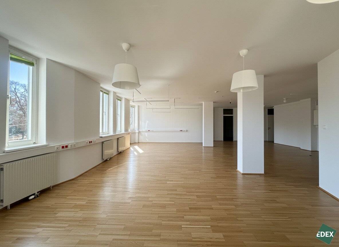 Bright Office with Tea Kitchen in Währing