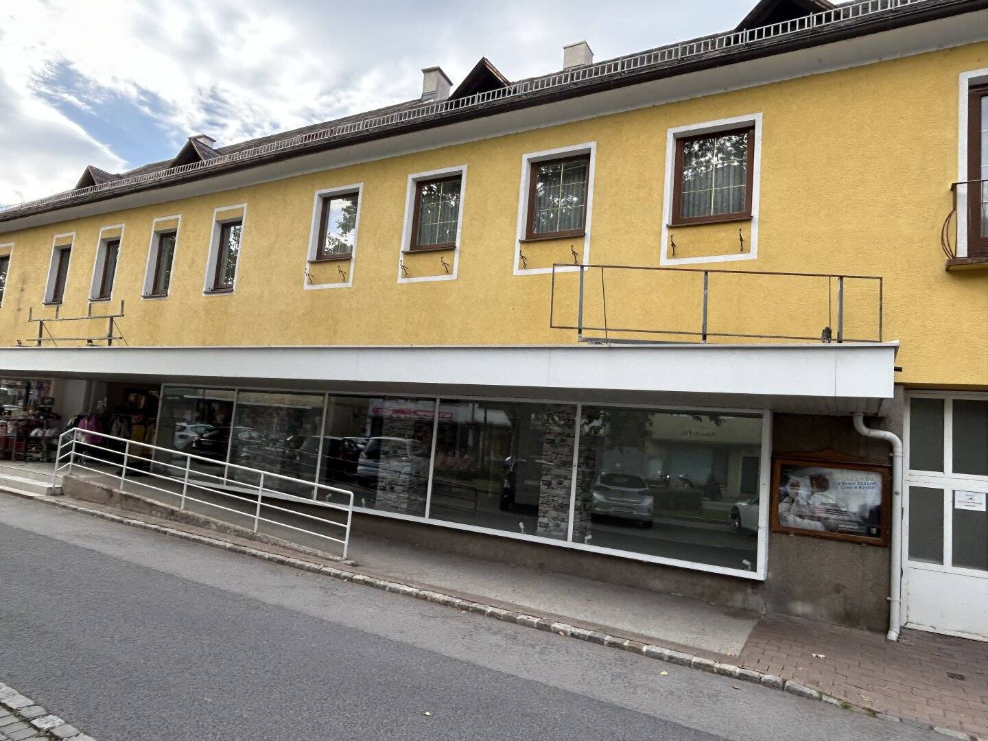 Shop premises at main square, 278m²