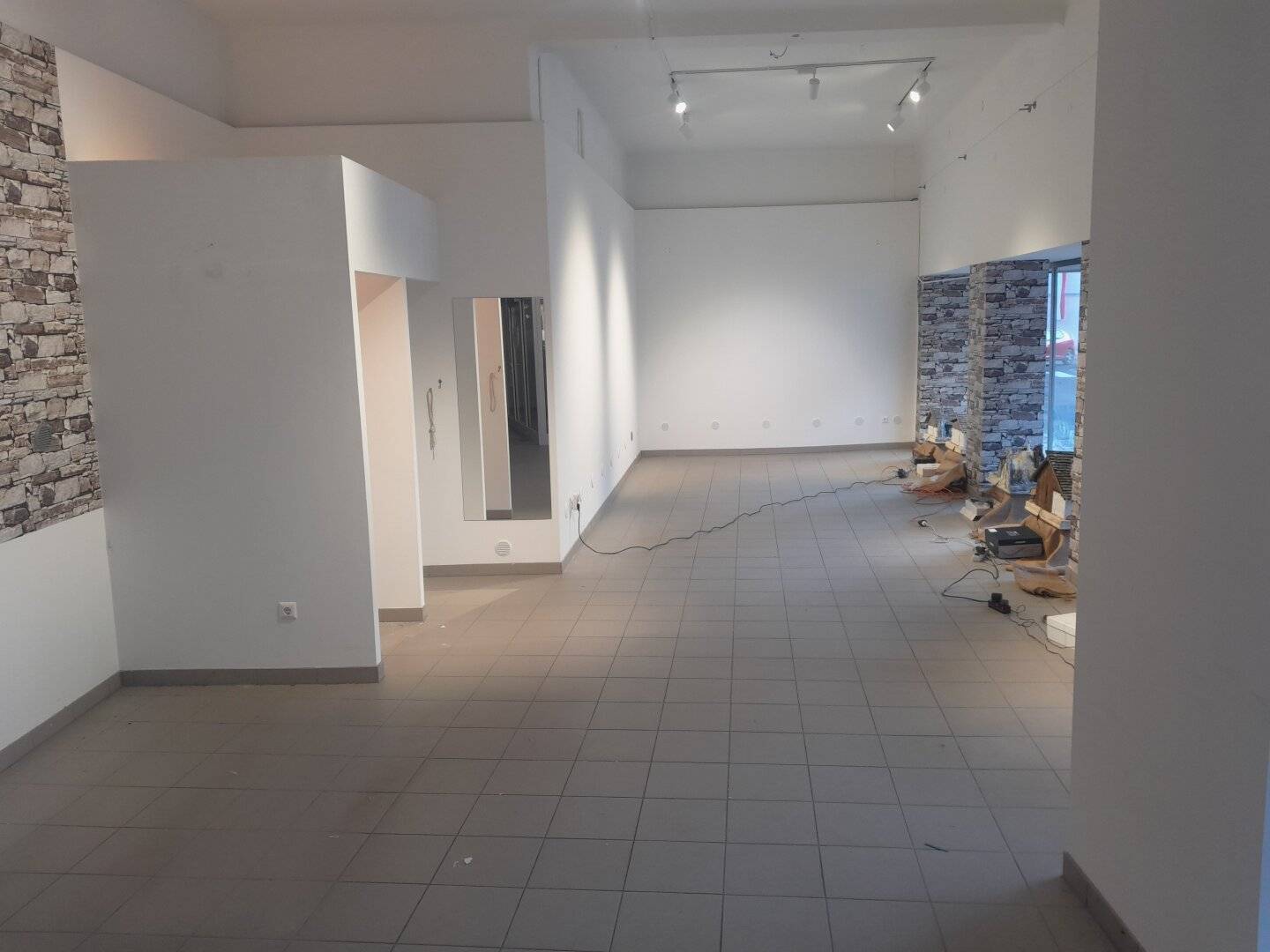Shop premises at main square, 278m²