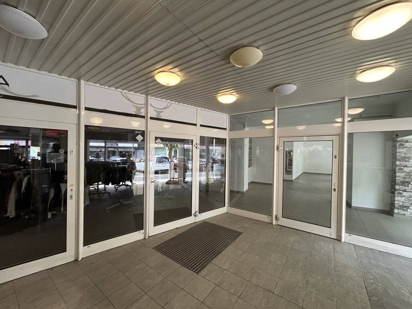 Shop premises at main square, 278m²