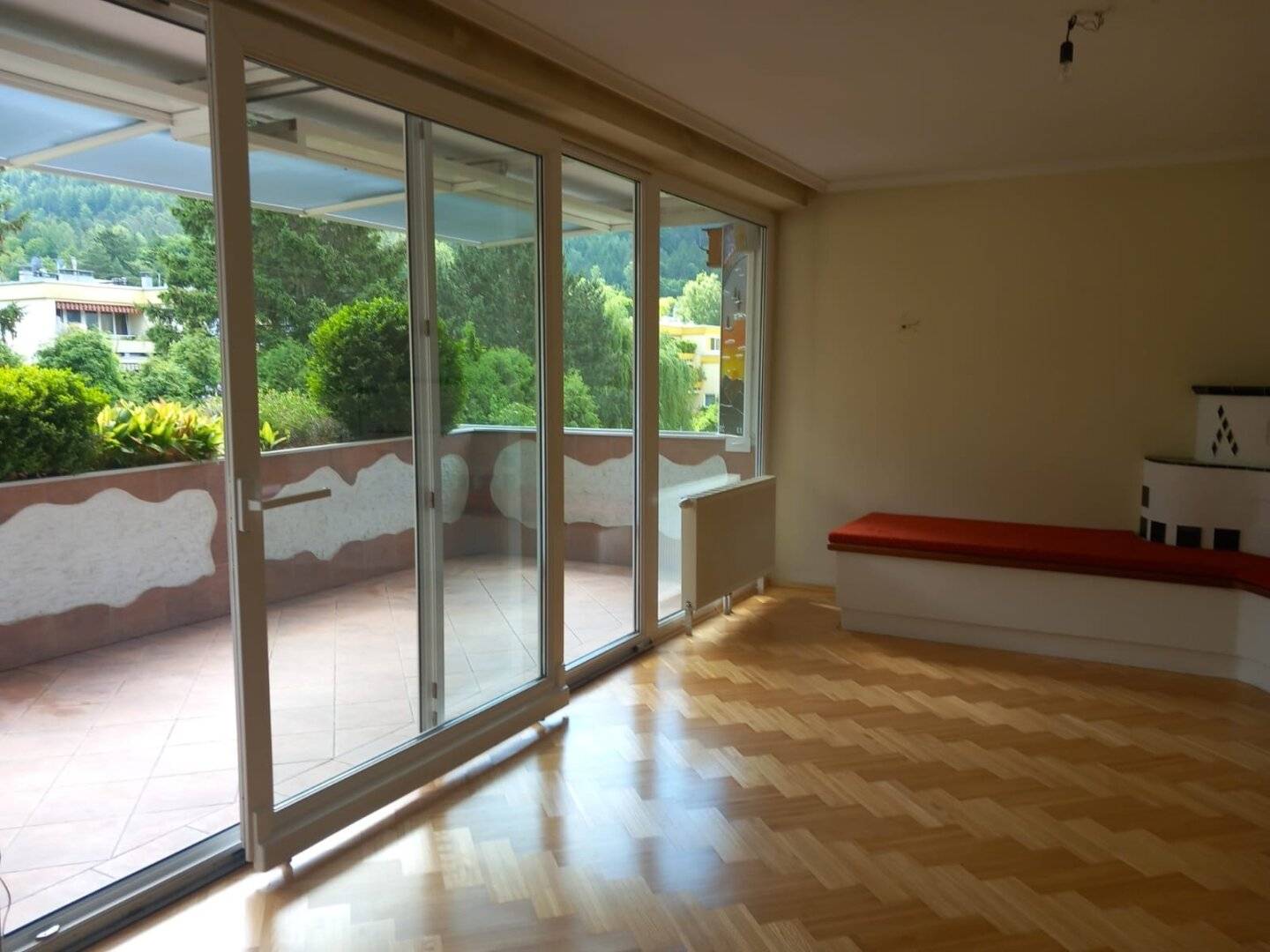 Wohnung Balkon Blick ins Grüne Tiefgaragenplatz