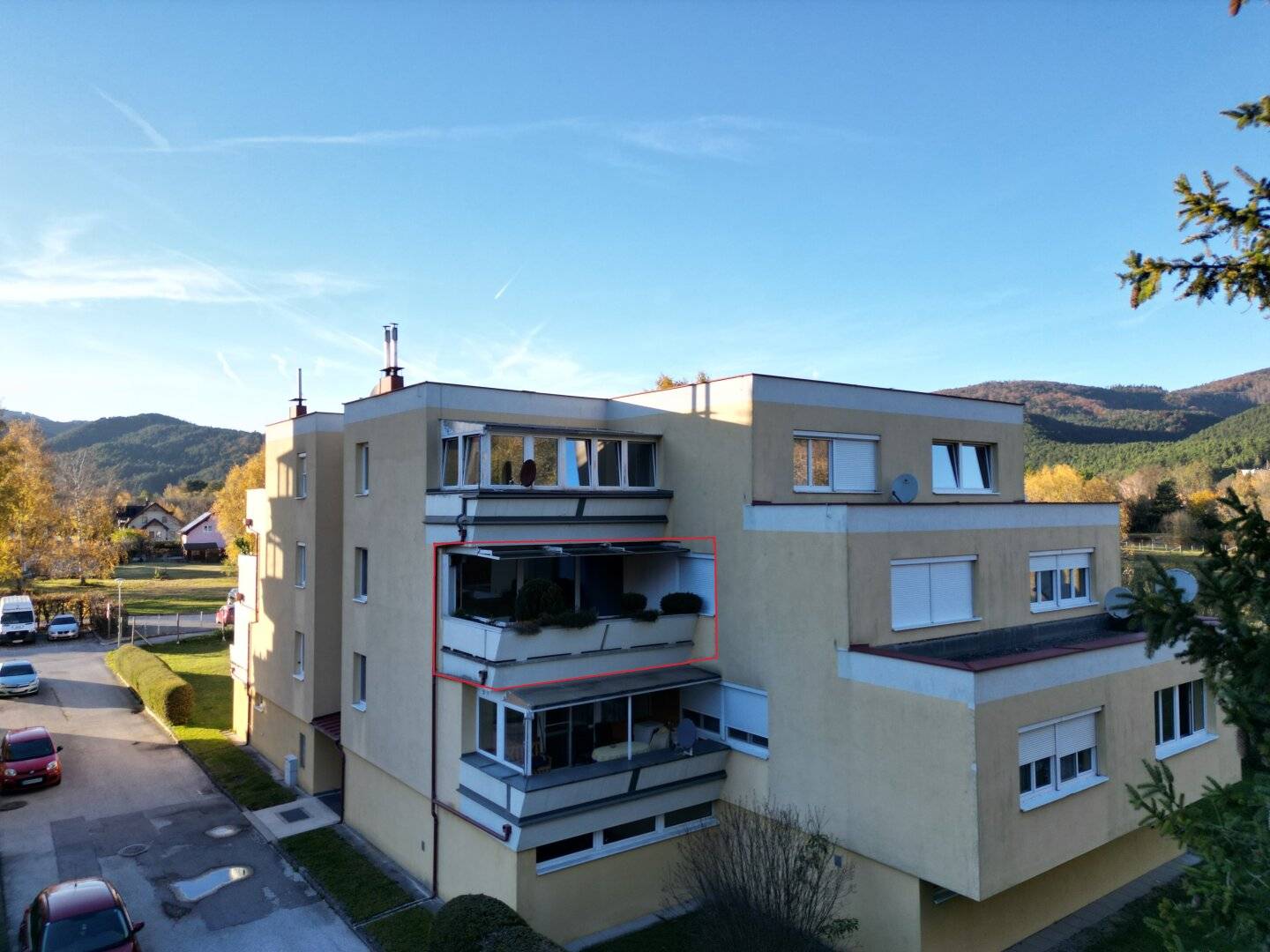 Wohnung Balkon Blick ins Grüne Tiefgaragenplatz