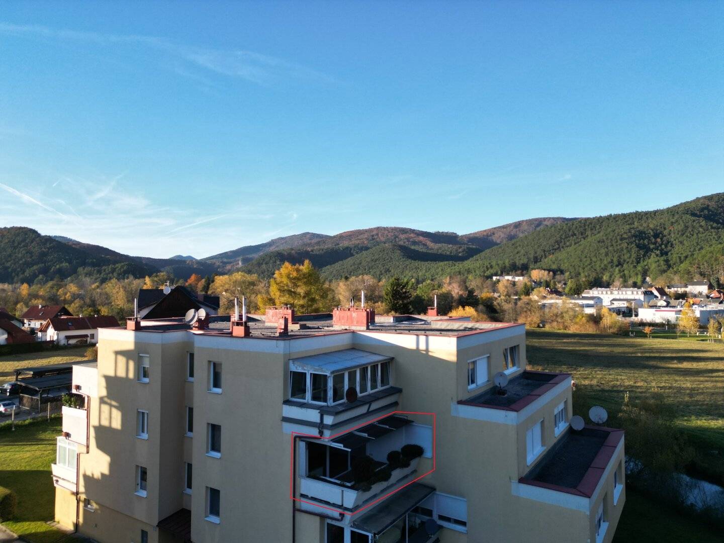 Wohnung Balkon Blick ins Grüne Tiefgaragenplatz