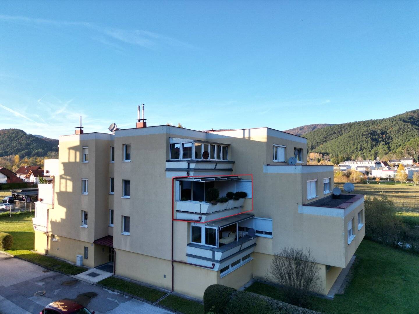 Wohnung Balkon Blick ins Grüne Tiefgaragenplatz