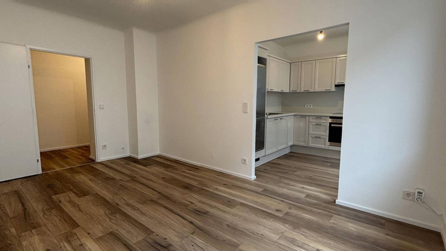 Ready for immediate occupancy Charming 2-room apartment with loggia, elevator and cellar