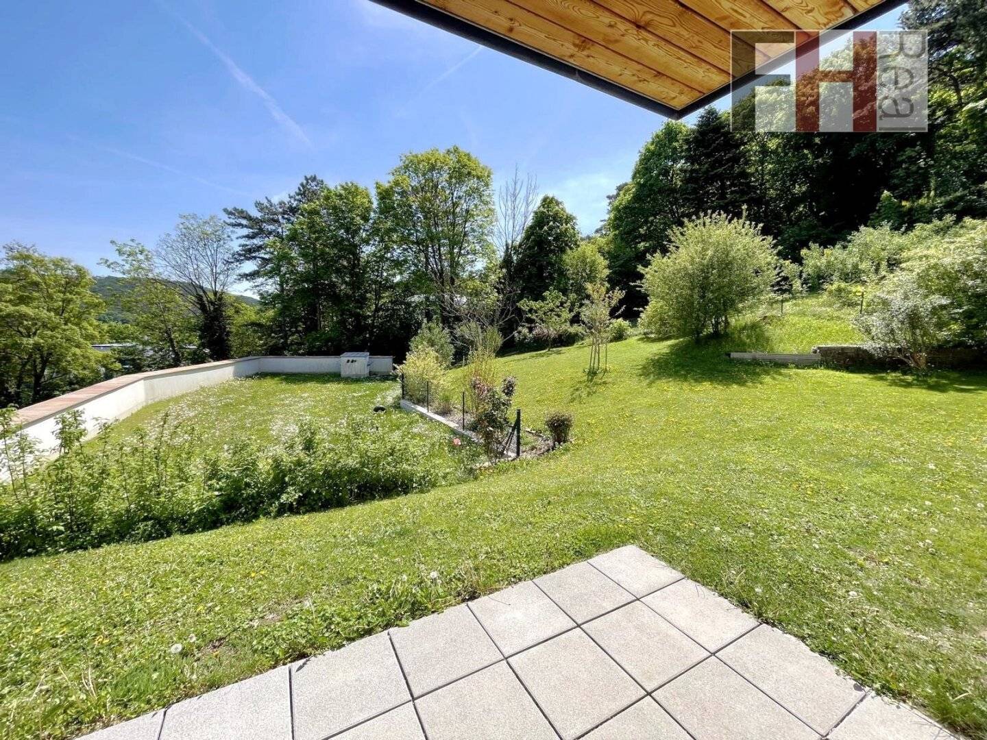 Exquisite Wohnung in luxuriöser Anlage, großer Eigengarten, Wellness- und Fitnessraum, Outdoorpool !