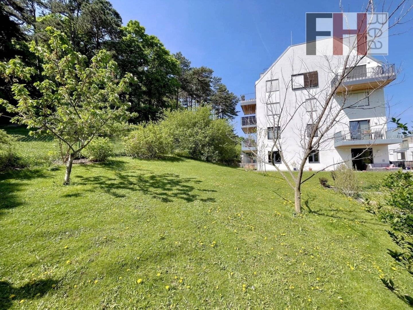 Exquisite Wohnung in luxuriöser Anlage, großer Eigengarten, Wellness- und Fitnessraum, Outdoorpool !