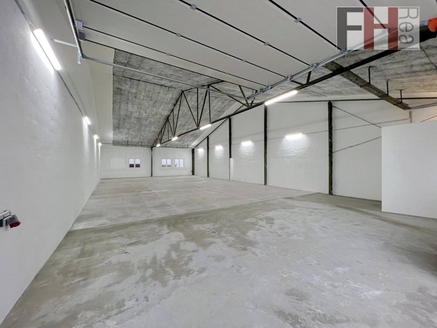 Fully leased hall in Gablitz, land plot 5,473 m², usable area approximately 2,076 m², expandable by approximately 540 m², yield approximately 7.22%