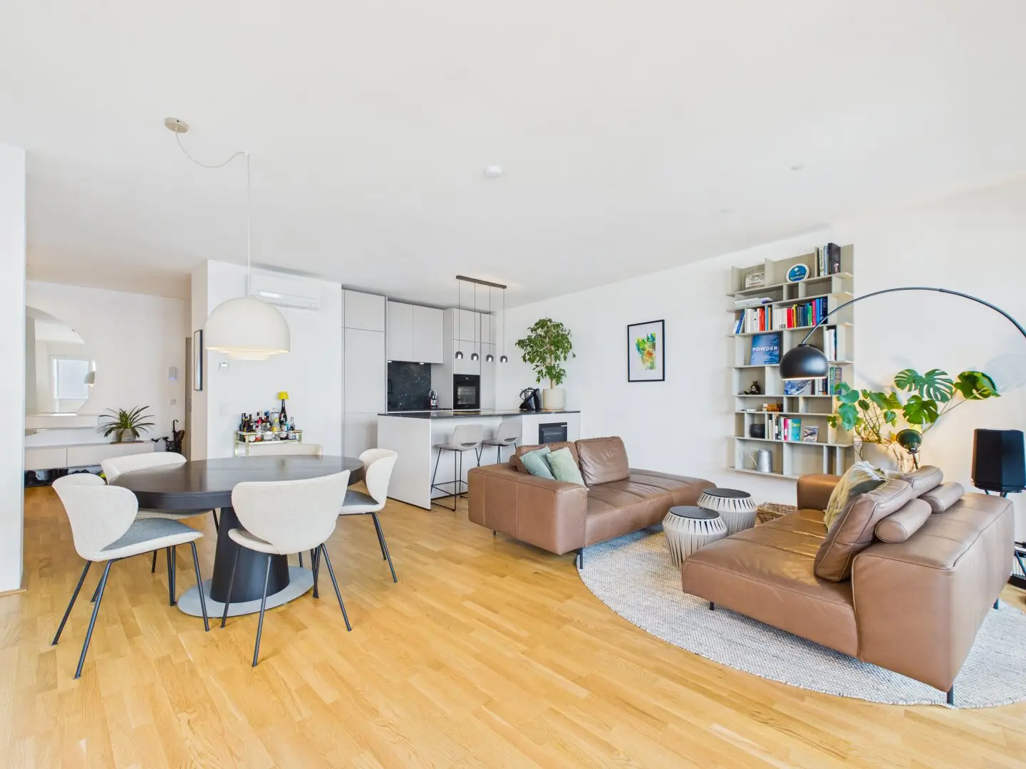 Top floor apartment with panoramic view in Q Tower with underground parking