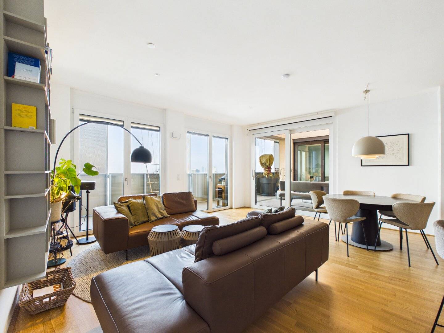 Top floor apartment with panoramic view in Q Tower with underground parking