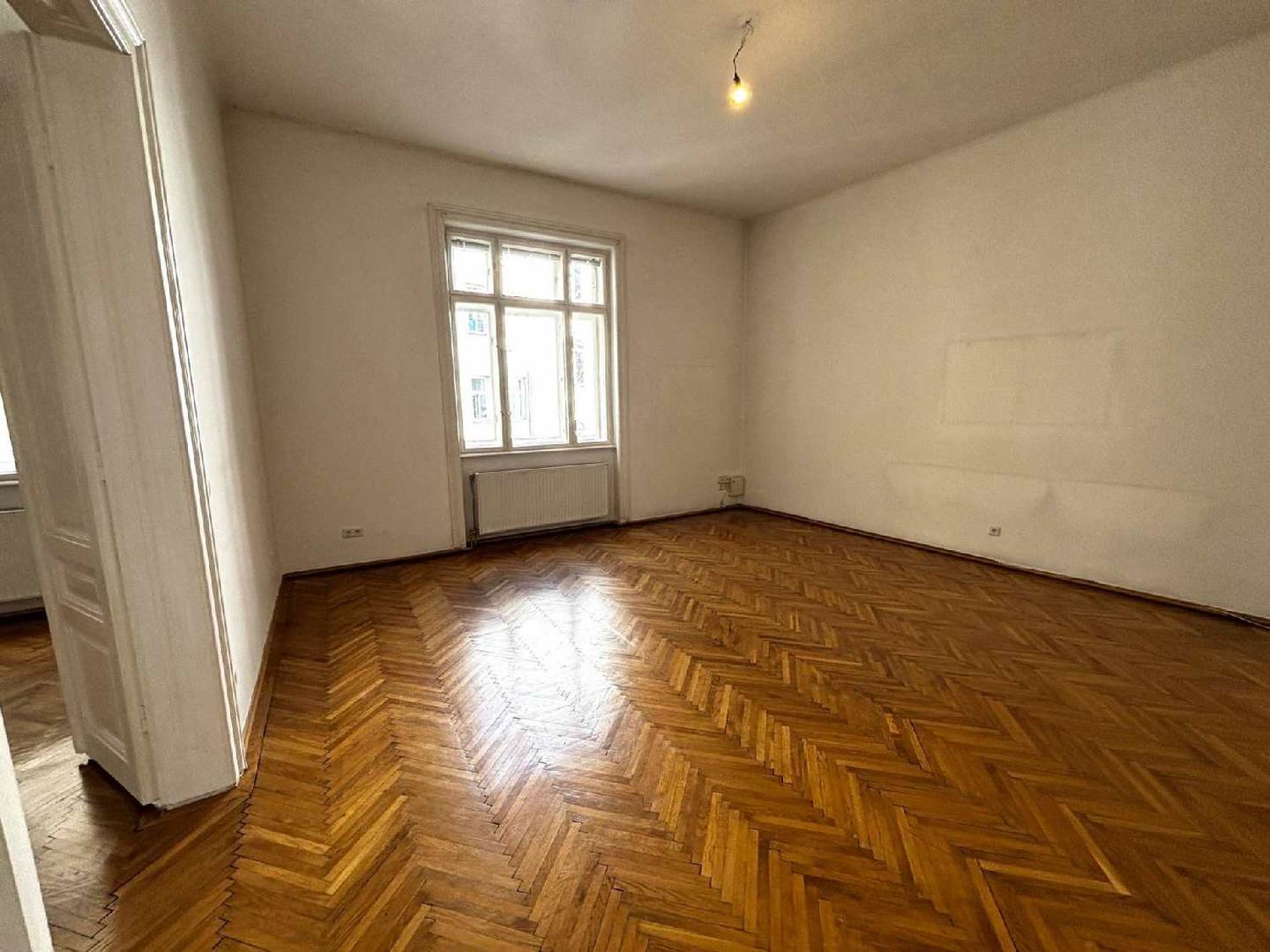 Spacious old building apartment near Donaukanal