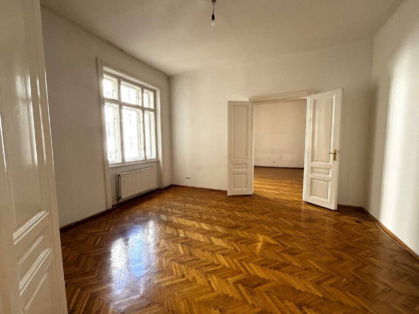 Spacious old building apartment near Donaukanal