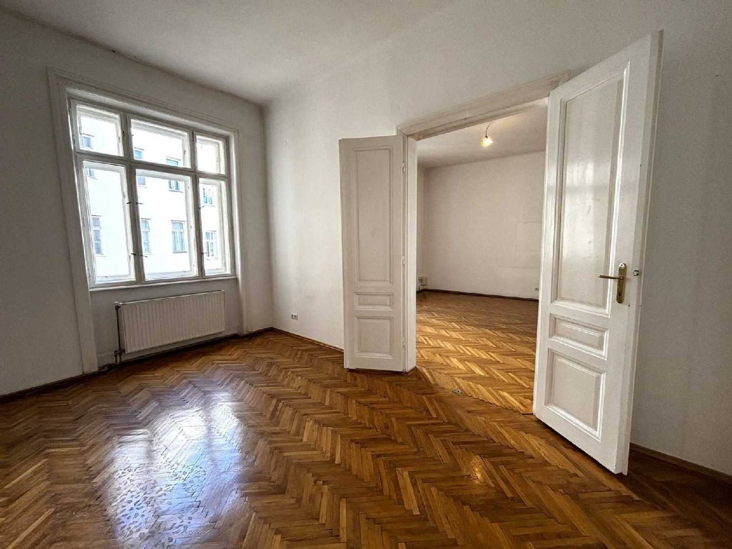 Spacious old building apartment near Donaukanal