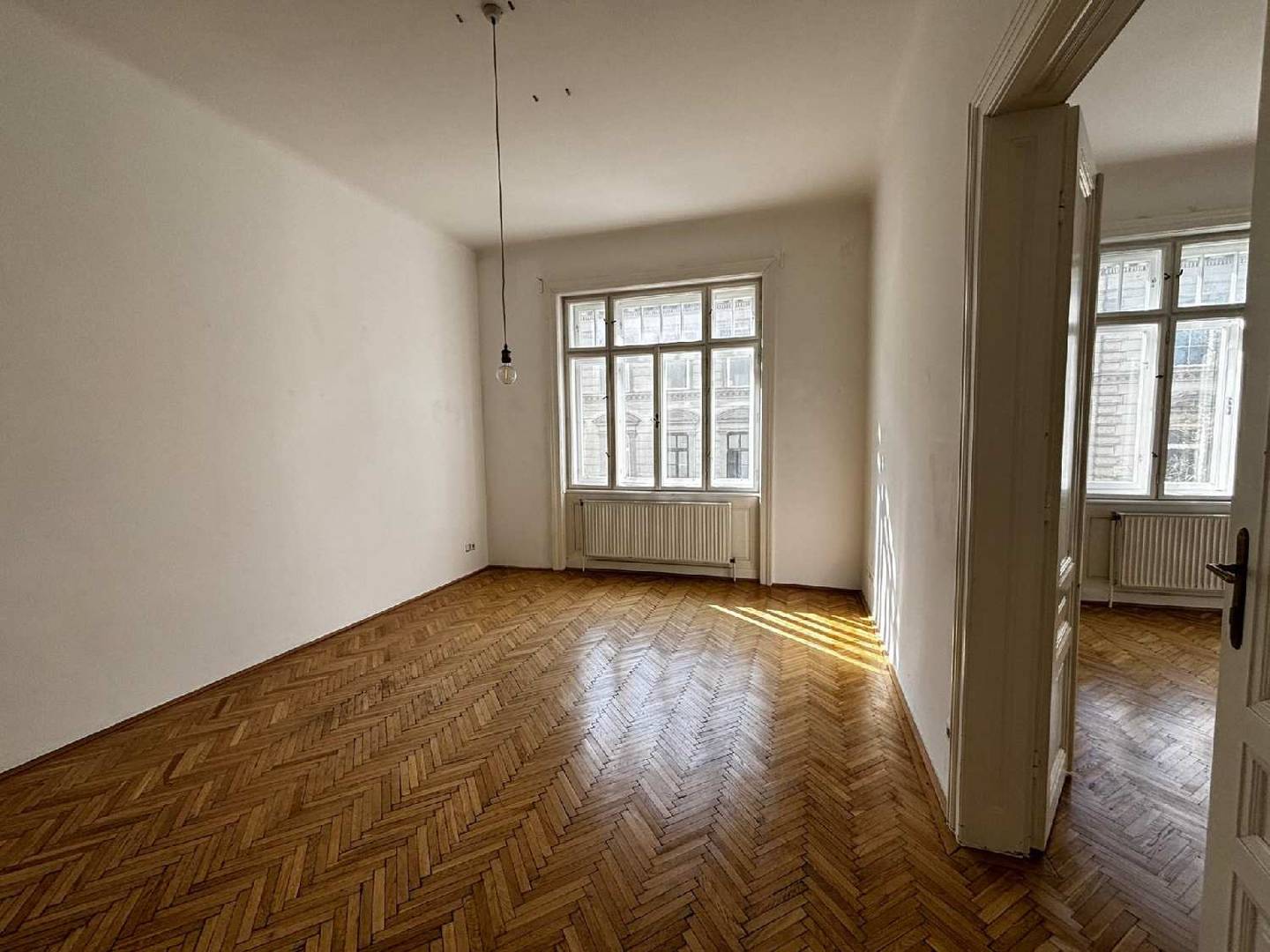 Altbau apartment near Donaukanal with high ceilings