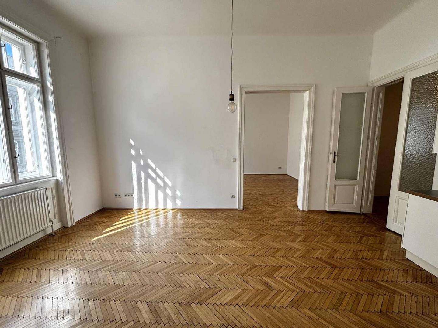 Altbau apartment near Donaukanal with high ceilings