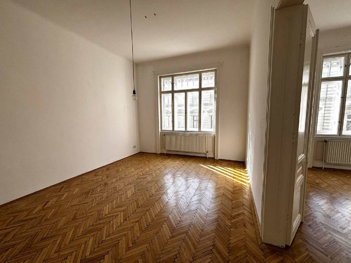 Altbau apartment near Donaukanal with high ceilings