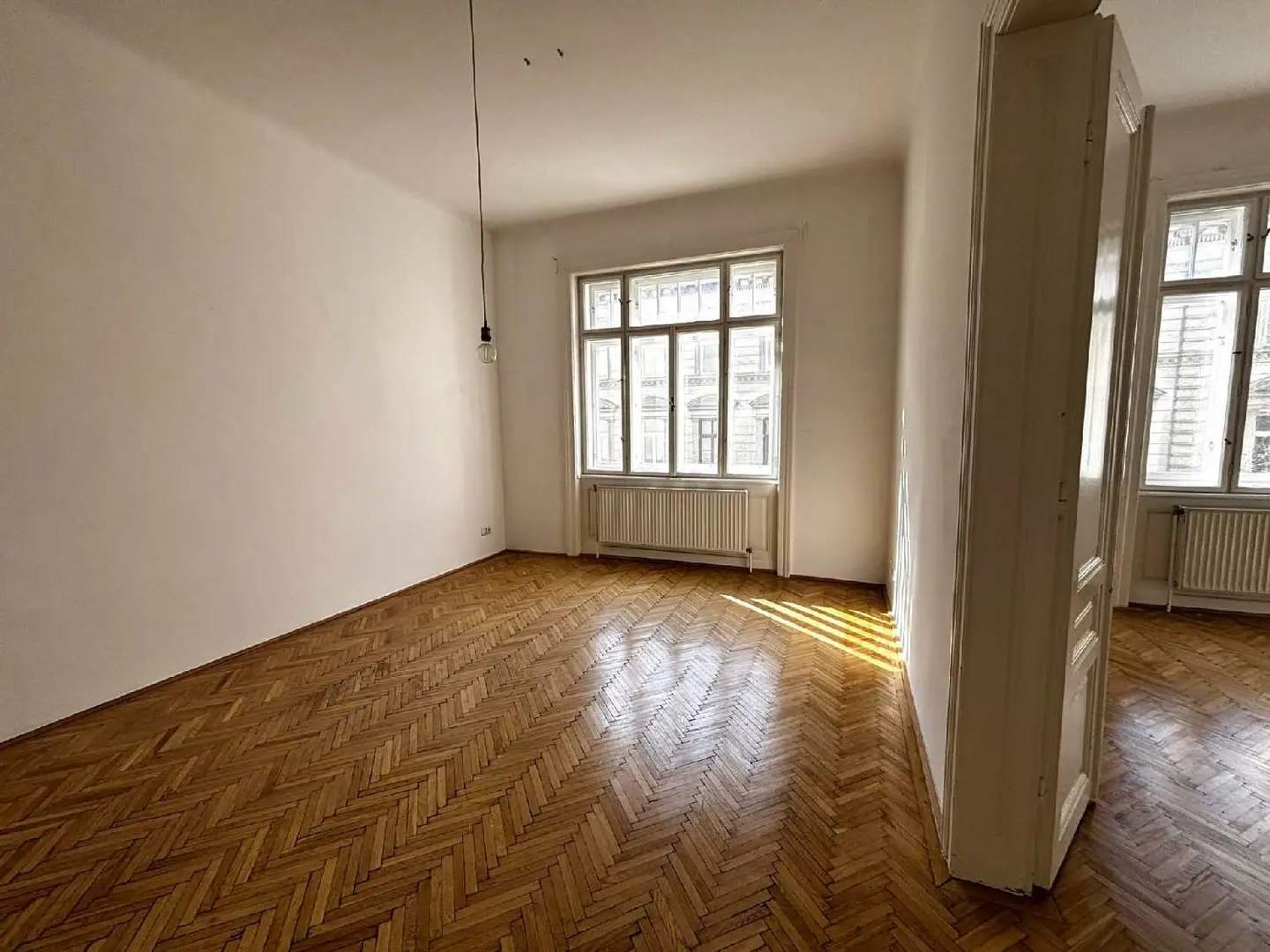 Altbau apartment near Donaukanal with high ceilings