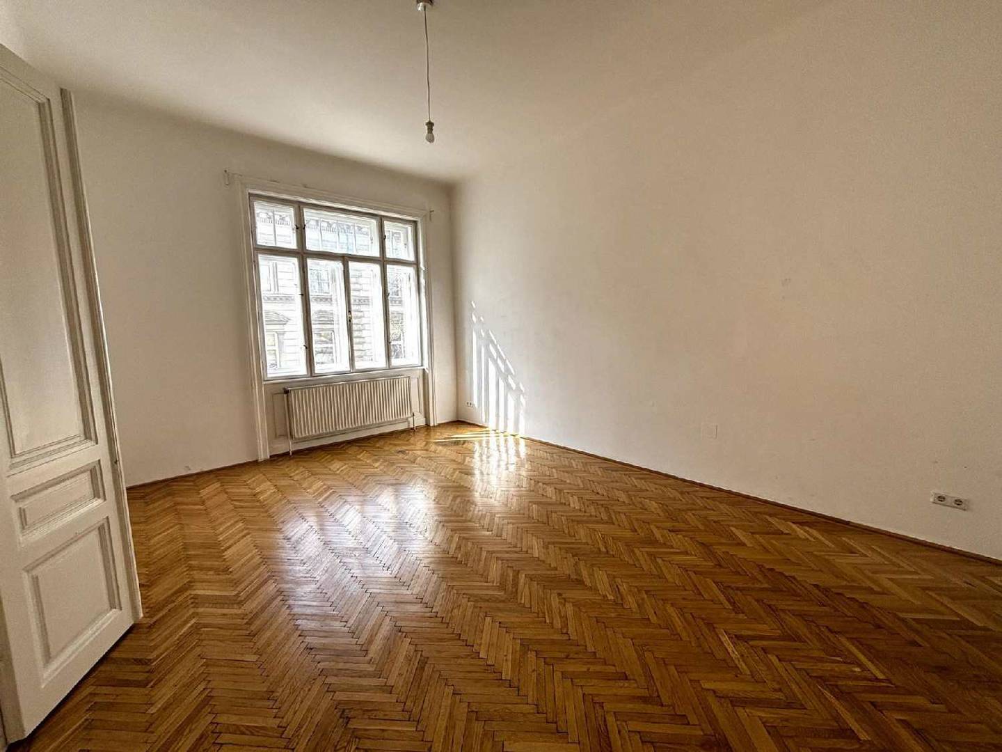 Altbau apartment near Donaukanal with high ceilings