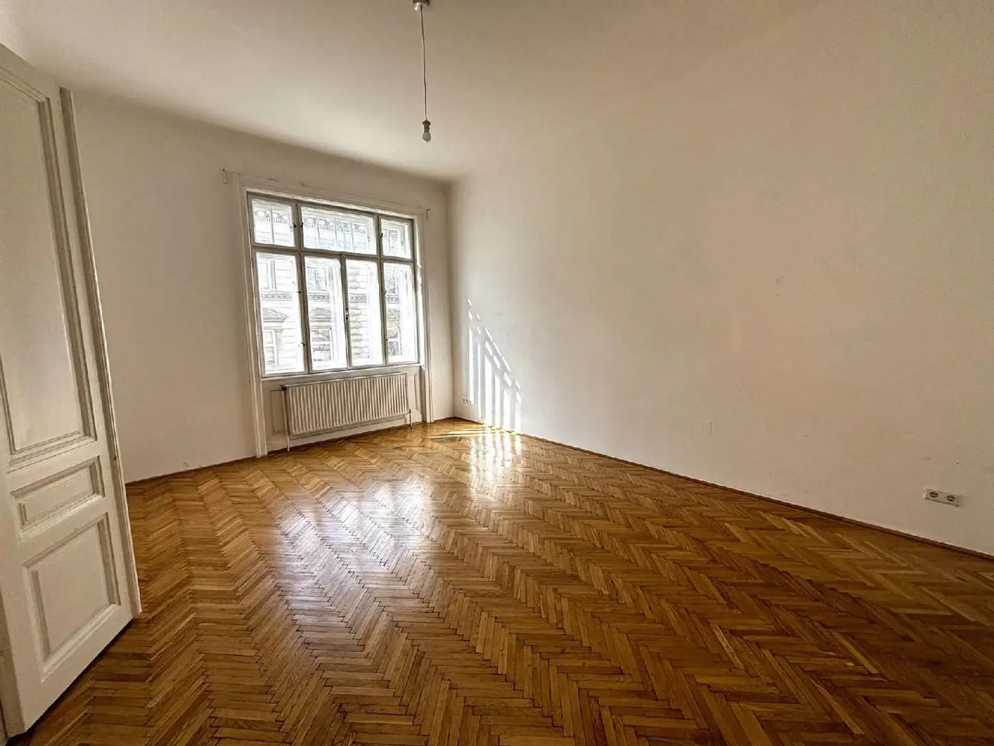 Altbau apartment near Donaukanal with high ceilings