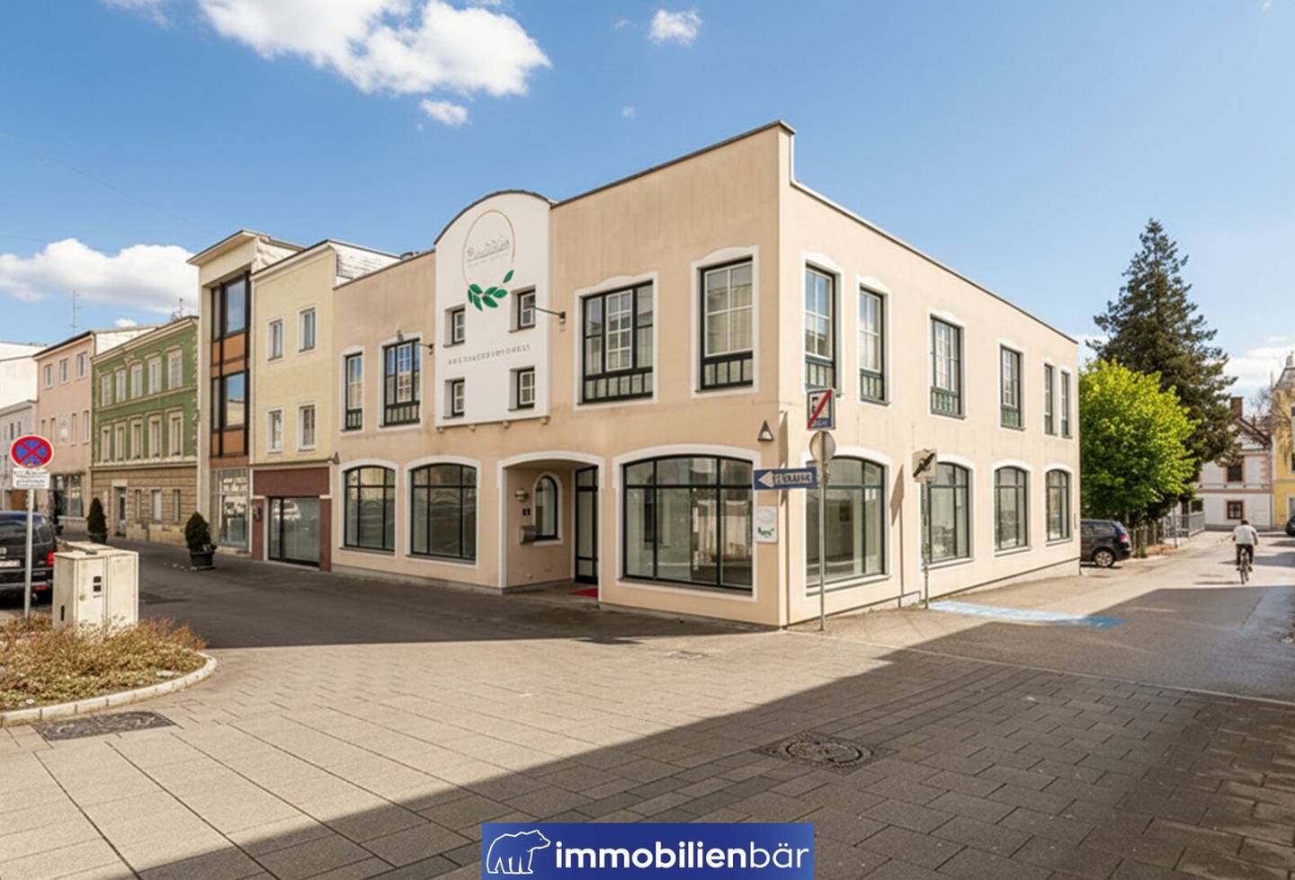 Bright commercial space with parking in prime location
