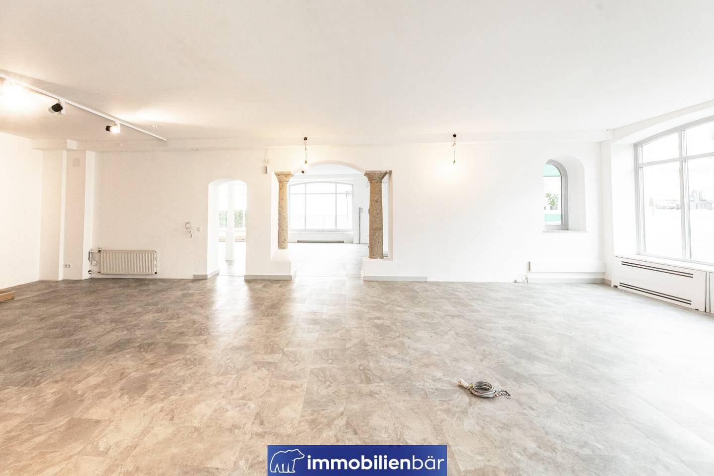 Bright commercial space with parking in prime location