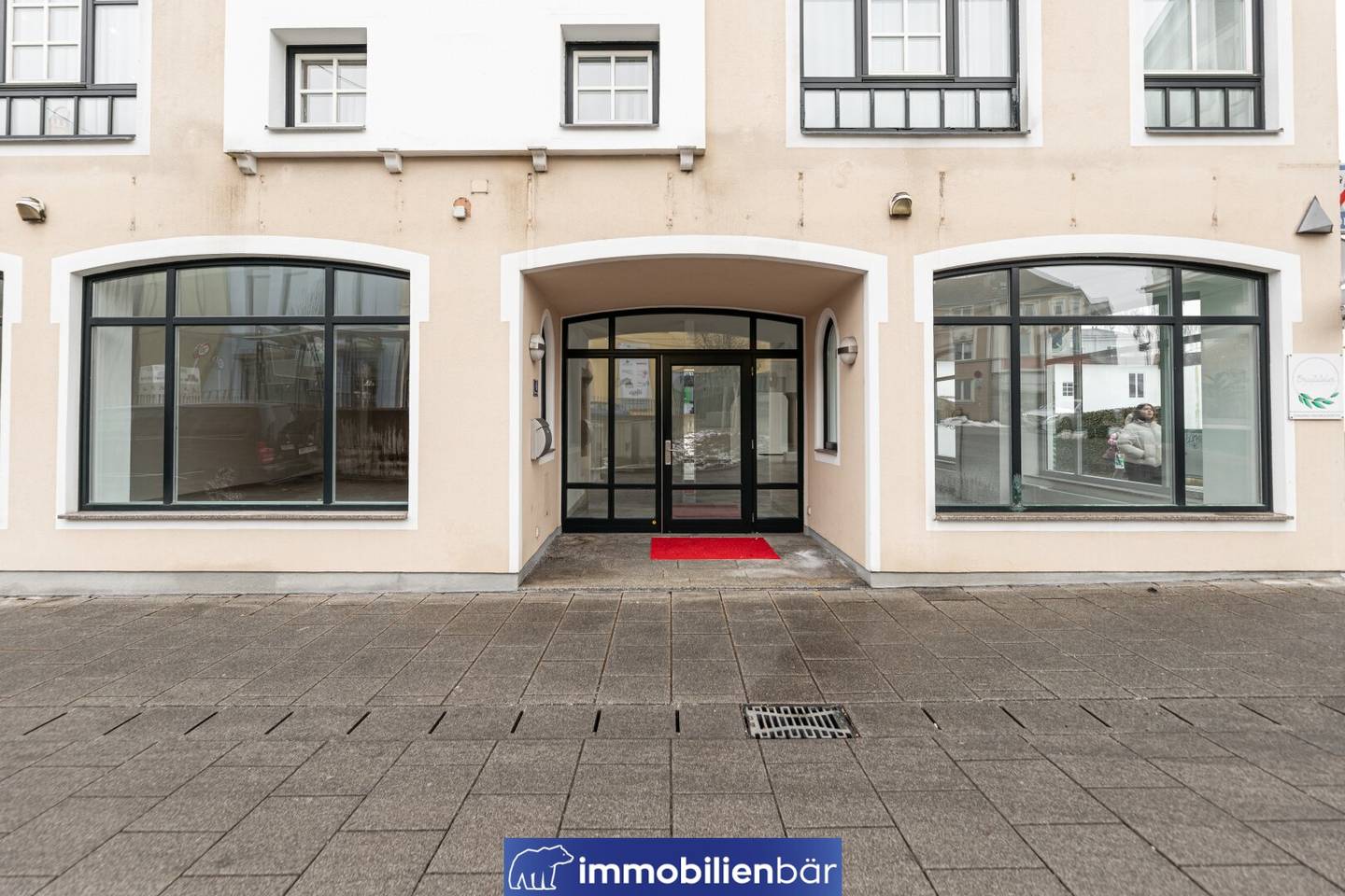 Bright commercial space with parking in prime location