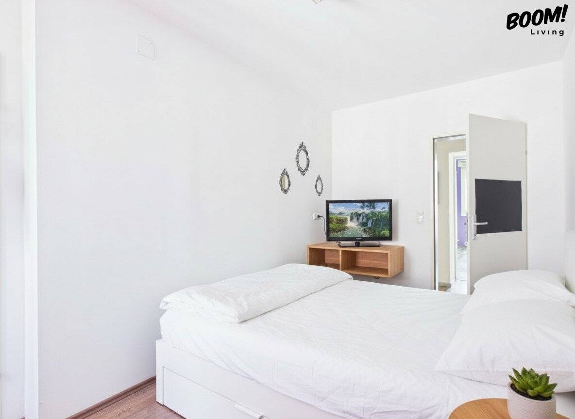 Apartment with good transport links and a fitted kitchen