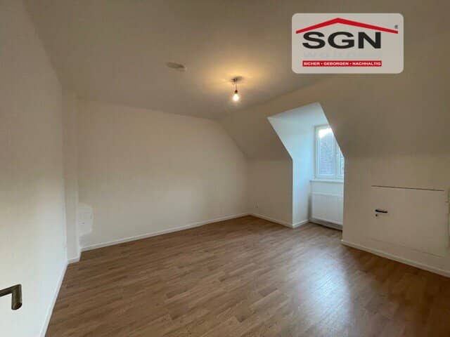 Attic apartment near shopping center with spacious layout