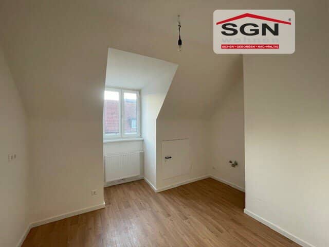 Attic apartment near shopping center with spacious layout
