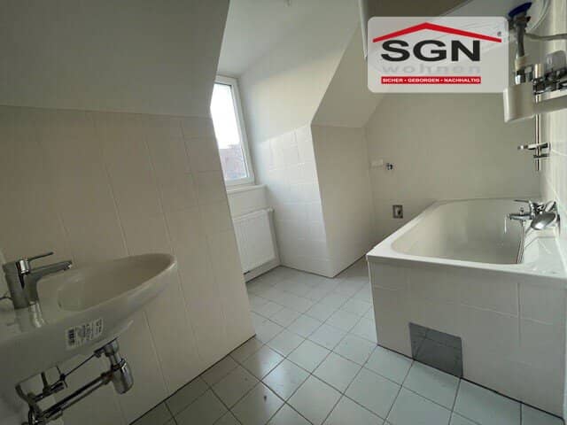 Attic apartment near shopping center with spacious layout