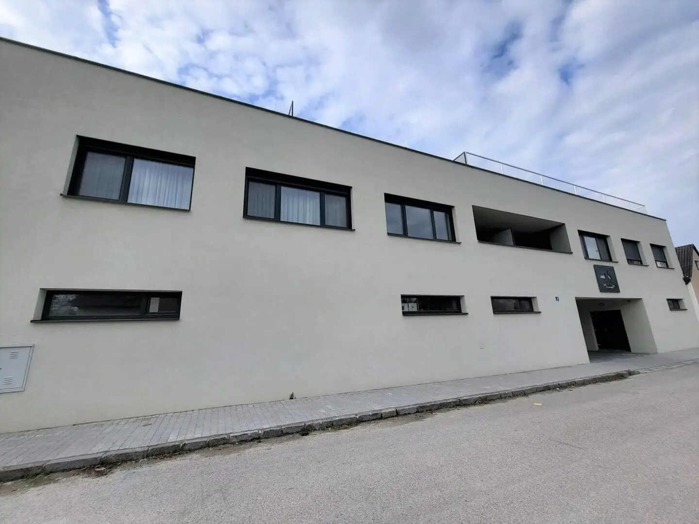 Apartment near train station with loggia