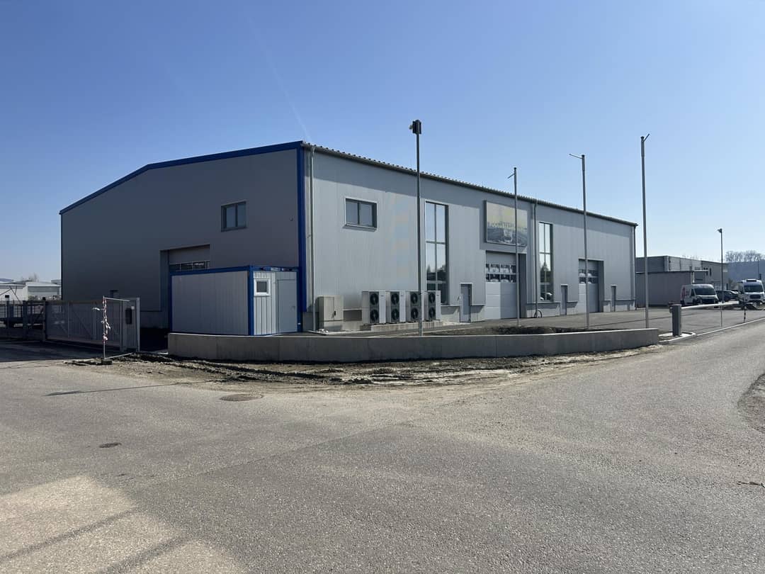 Modern Commercial Hall Alkoven 322 m²