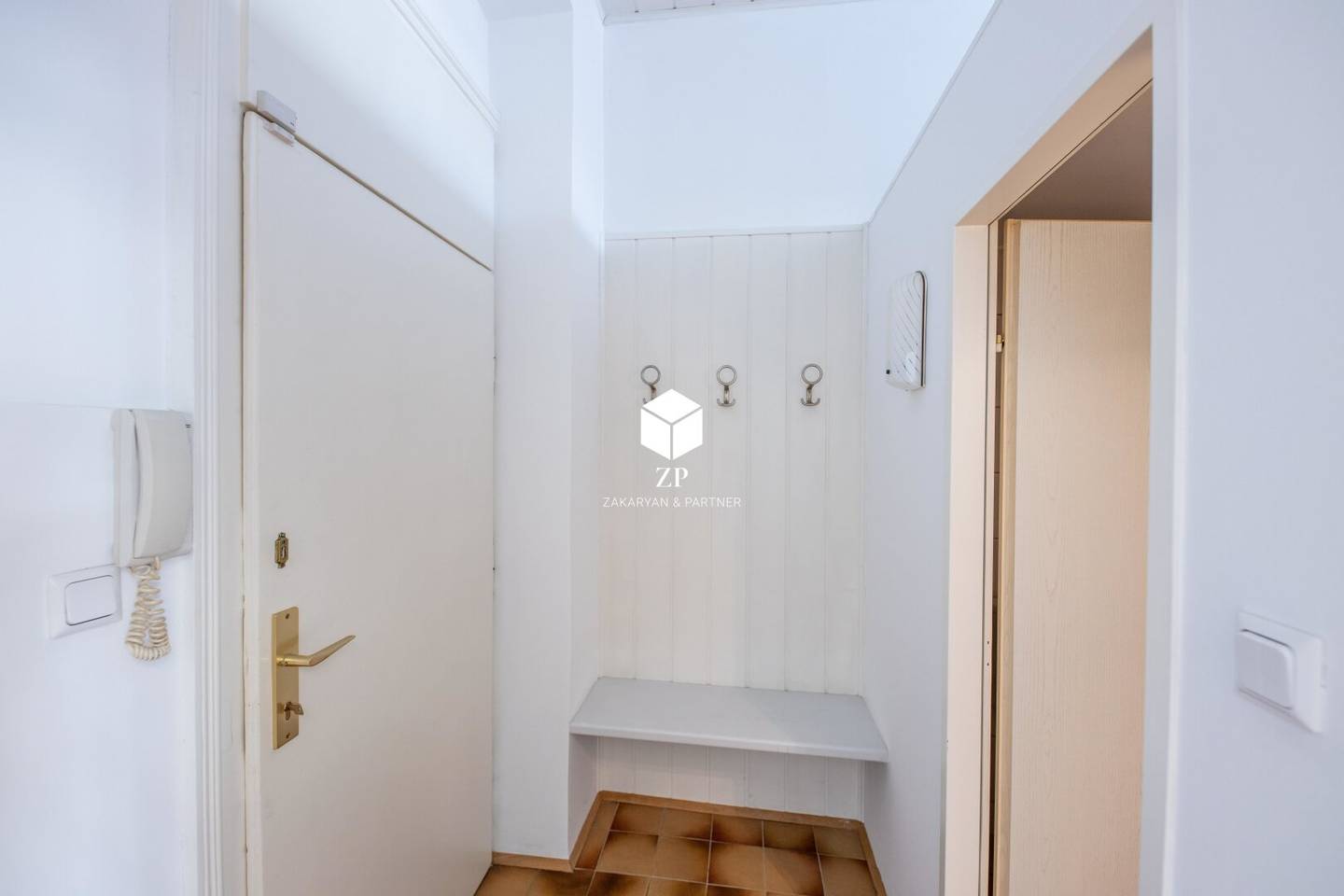 Apartment with office and kitchen near tram line