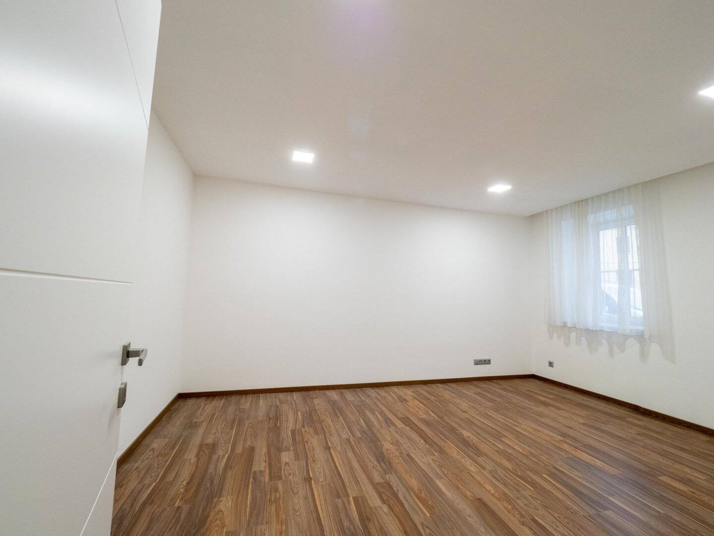 Ground floor apartment near Main Square rail link